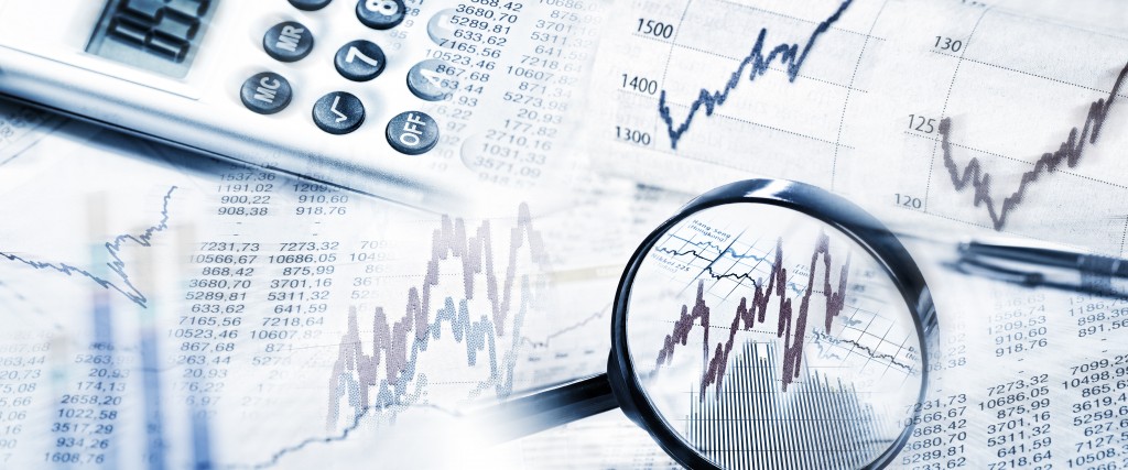 Börsenkurse als Grafik und Tabelle mit Lupe und Taschenrechner im Panoramaformat